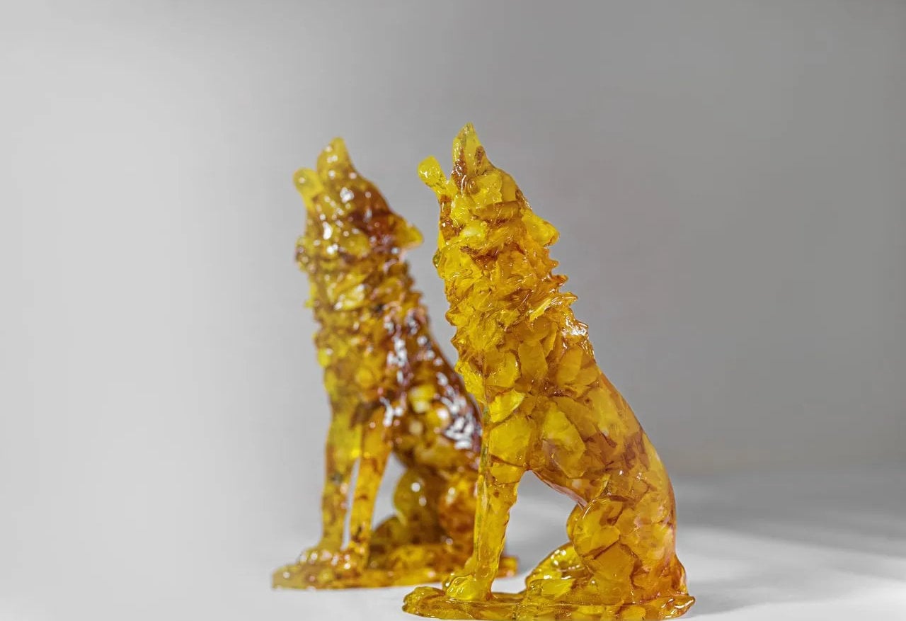 Large souvenir figurine with natural baltic amber howling Wolf|Home Decor|Amber Souvenir Gift|Amber Wolf Statue|Amber Sculpture unick gift